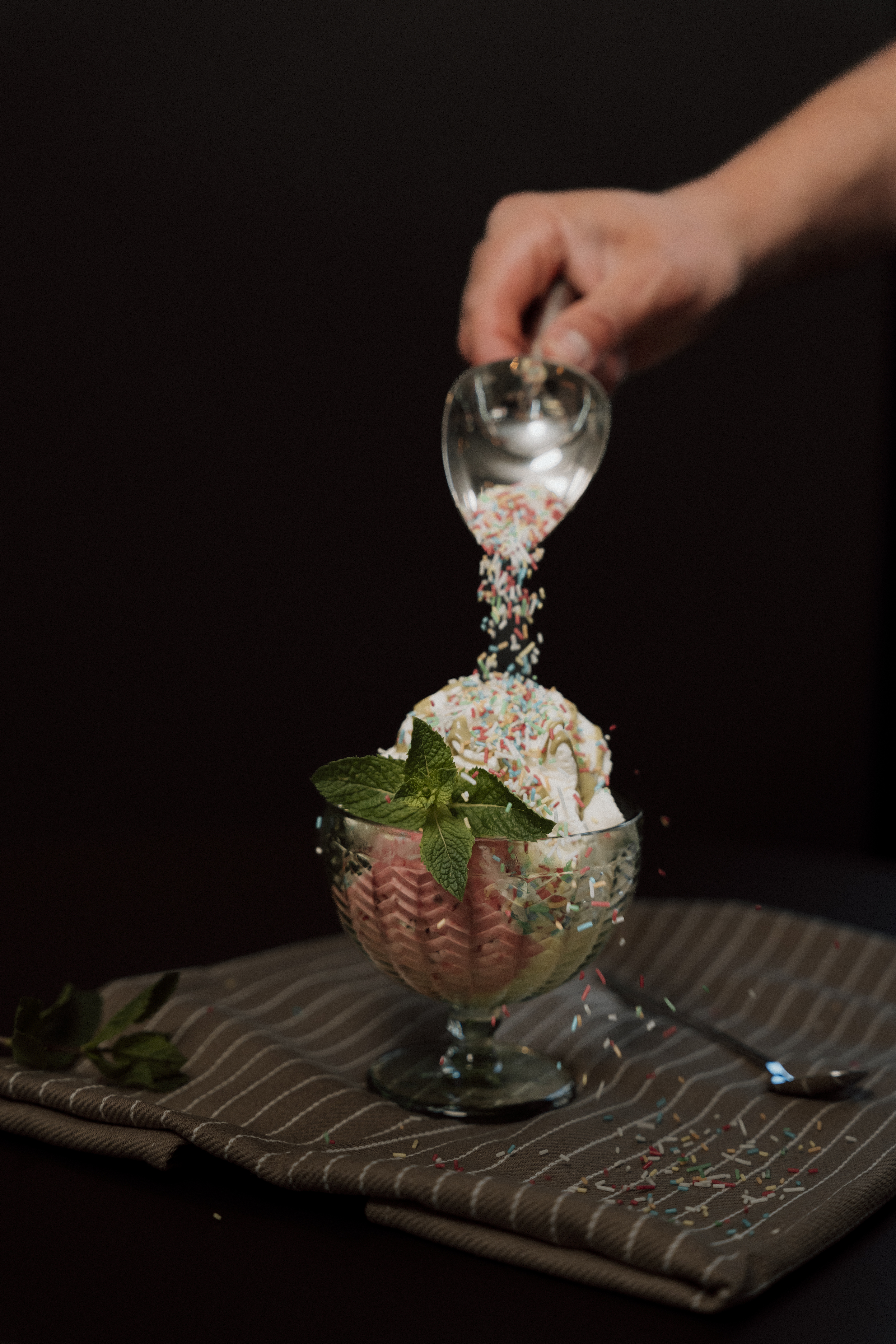 Bunte Streusel auf einem Eisbecher